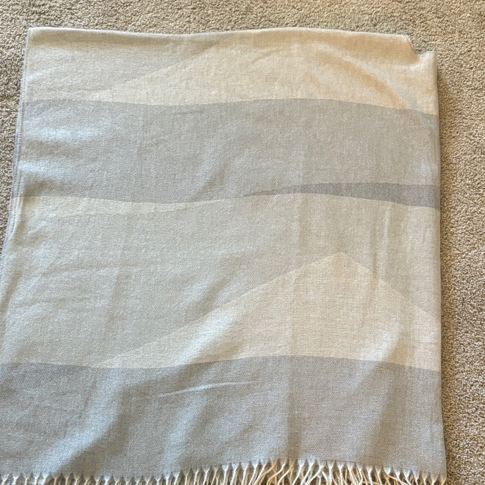 a.n.a Soft Gray and Cream Fringe Shawl Poncho NWOT - Picture 13 of 13